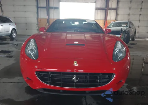 2010 Ferrari California z USA, uszkodzony, nr VIN ZFF65LJA7A0176101